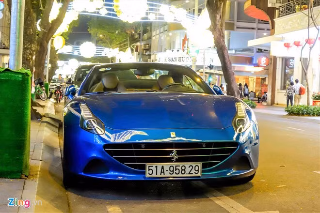 Cuối tháng 6/2016, siêu xe Ferrari California T đầu tiên được nhập khẩu về một showroom tại Thủ đô Hà Nội. Sau một thời gian dài vắng bóng, xe xuất hiện trên đường phố TP HCM sau khi ra biển số.