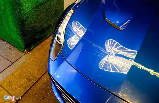 Phần đầu xe được thiết kế lấy cảm hứng từ mẫu Ferrari GTC4 Lusso và F12 Berlinetta. Cụm đèn pha full LED kết hợp cùng dải LED định vị sắc sảo. Nắp ca-pô được thiết kế liền lạc hơn, xuất hiện hai hốc gió làm mát động cơ.