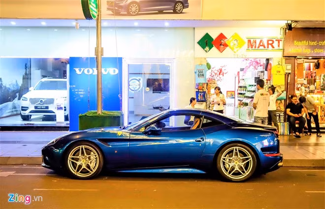 Một ưu điểm của California T là mui cứng có thể xếp gọn vào cốp sau, khiến chiếc coupe trở thành xe mui trần trong vài giây và ngược lại.