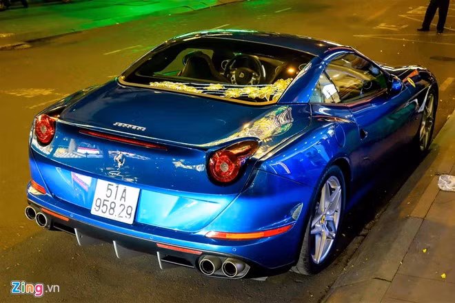 Hiện chưa biết mức giá chính thức về thị trường Việt Nam là bao nhiêu, tuy nhiên theo giới sành xe dự đoán, cái giá phải vượt qua con số 15 tỷ đồng. Giá siêu xe Ferrari California T tại Mỹ được công bố khoảng 200.000 USD.