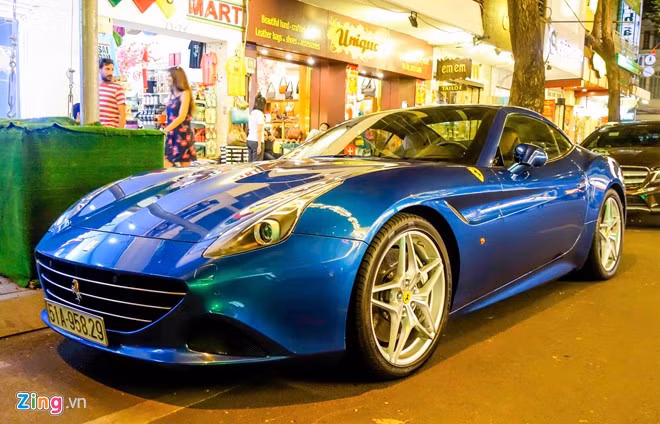 Mẫu siêu xe thể thao này đồng thời là chiếc Ferrari California T thứ hai tại Việt Nam. Chiếc đầu tiên cùng màu xanh dương được nhập về TP.HCM tháng 10/2015.