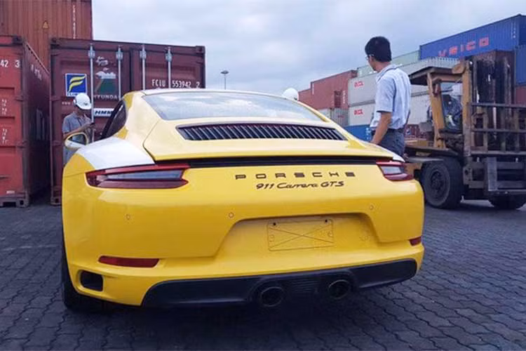 Trang bị ghế ngồi ở các phiên bản GTS được thiết kế đặc biệt với logo GTS trên tựa đầu có thể điều chỉnh điện 4 hướng, tăng cường khả năng cố định phần hông mang lại sự thoải mái cho người ngồi. Các chi tiết khác bao gồm các dải nhôm xước được sơn tĩnh điện màu đen trên cụm đồng hồ, nội thất phần lớn là da Alcantara cao cấp...