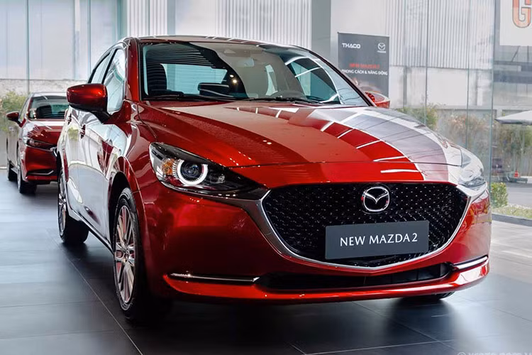  Mazda2: 442 xe Mazda2 là sedan hạng B duy nhất tăng trưởng về mặt doanh số. Mẫu xe này bán ra 442 chiếc, tăng trưởng 4%. Nhờ đó, xe đã vượt qua Honda City và vươn lên vị trí thứ 3 trong phân khúc. Mazda2 là xe nhập khẩu nguyên chiếc nên không được hưởng chính sách hỗ trợ 50% lệ phí trước bạ của Chính phủ trong 3 tháng, từ ngày 1/9 đến hết ngày 30/11/2024.