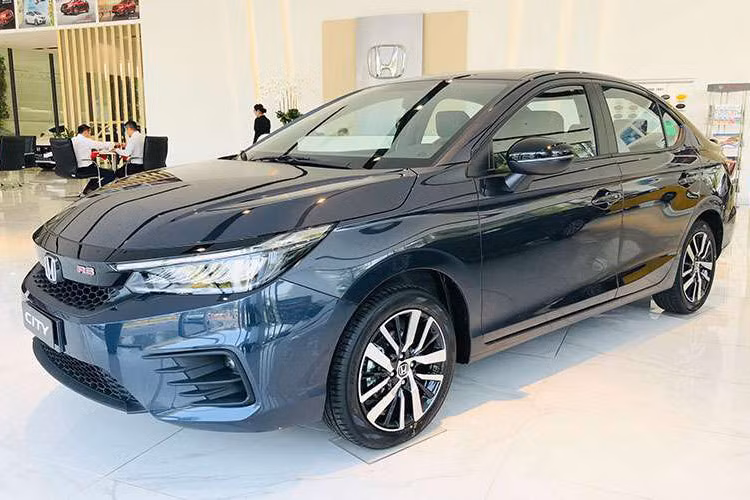  Honda City: 421 xe Tháng 8/2024 không phải là tháng kinh doanh thuận lợi của Honda City khi doanh số giảm đến 43,4% xuống còn 421 xe. Do đó, mẫu sedan hạng B này tụt xuống vị trí thứ 4 trong phân khúc. Từ ngày 1/9/2024, Honda City đã được hãng điều chỉnh giá niêm yết xuống còn 499 - 569 triệu đồng.