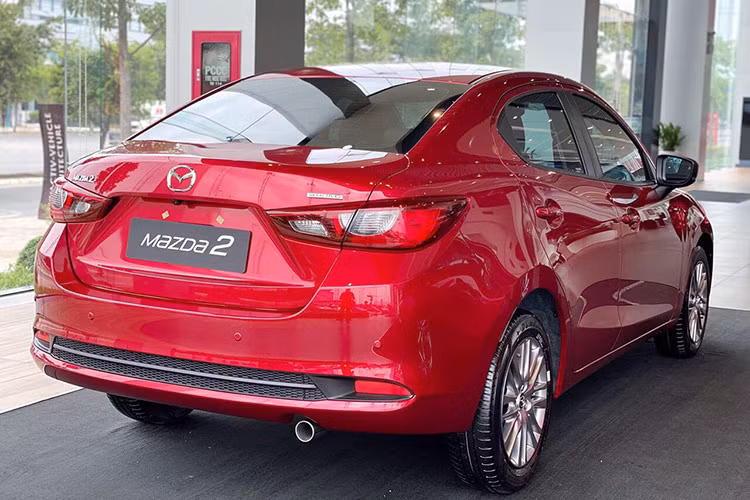 Bù lại, hãng Mazda lại ưu đãi 50% lệ phí trước bạ cho mẫu xe này với giá trị từ 20 - 32 triệu đồng, tùy phiên bản và tỉnh, thành đăng ký. Mazda2 Sedan có giá bán khá hấp dẫn, dao động từ 408 - 508 triệu đồng.