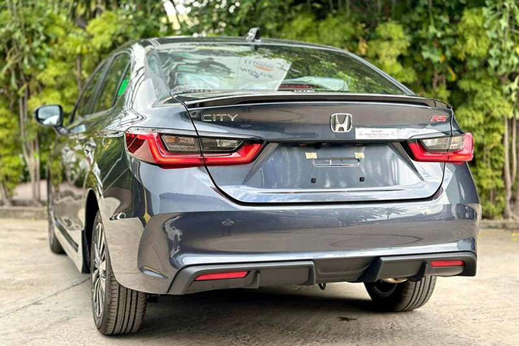 So với mức ban đầu, giá niêm yết của xe đã giảm từ 40 - 60 triệu đồng. Không chỉ được giảm giá niêm yết, Honda City còn đủ điều kiện để nhận chương trình hỗ trợ 50% lệ phí trước bạ của Chính phủ. Với ưu đãi 50% lệ phí trước bạ, khách hàng mua Honda City sẽ tiết kiệm thêm số tiền từ 25 - 28 triệu đồng.