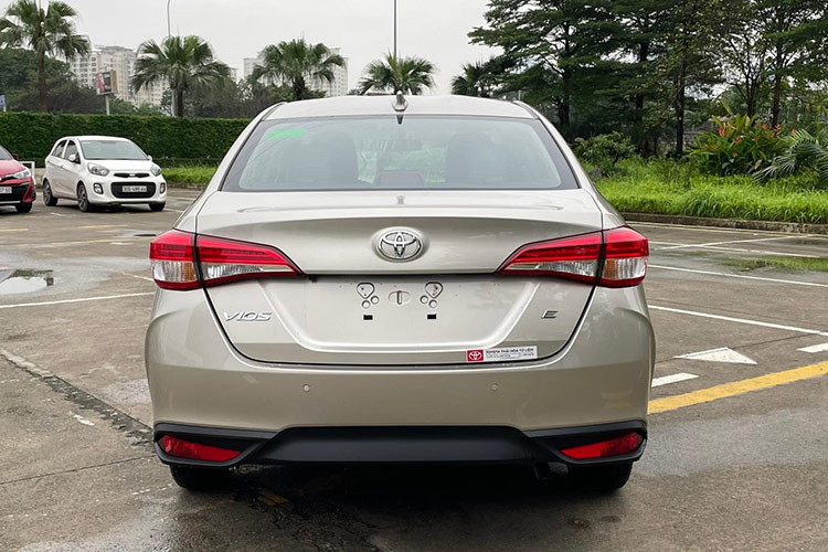 Mức giá xe Toyota Vios hiện dao động từ 458 - 545 triệu đồng. Trong tháng 9 này, mẫu sedan hạng B nhà Toyota được Nhà nước hỗ trợ 50% lệ phí trước bạ. Cộng với ưu đãi riêng của hãng, Toyota Vios được hỗ trợ 100% lệ phí trước bạ với giá trị từ 46 - 54 triệu đồng. Chương trình khuyến mãi này hứa hẹn sẽ giúp cải thiện doanh số của Vios trong những tháng cuối năm. 