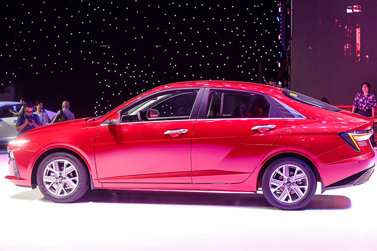 Vào hồi tháng 5/2024, Hyundai Accent thế hệ mới đã ra mắt Việt Nam với 4 phiên bản và giá bán từ 439 - 569 triệu đồng. Mẫu xe này được lắp ráp trong nước nên đủ điều kiện hưởng chương trình hỗ trợ 50% lệ phí trước bạ của Chính phủ.