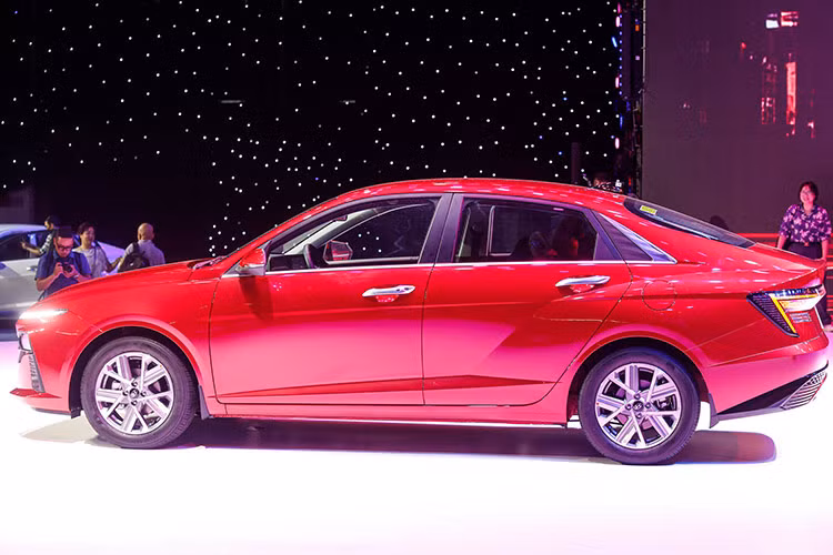 Vào hồi tháng 5/2024, Hyundai Accent thế hệ mới đã ra mắt Việt Nam với 4 phiên bản và giá bán từ 439 - 569 triệu đồng. Mẫu xe này được lắp ráp trong nước nên đủ điều kiện hưởng chương trình hỗ trợ 50% lệ phí trước bạ của Chính phủ.