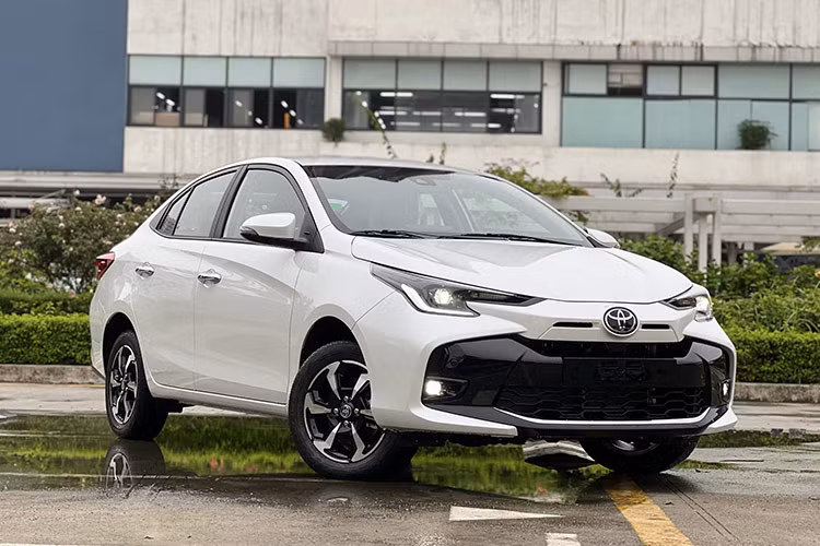 Toyota Vios: 1.010 xe Tháng 8/2024 vốn trùng với tháng 7 Âm lịch nên phần lớn các mẫu xe đều giảm mạnh về mặt doanh số. Toyota Vios cũng không phải là ngoại lệ. Trong tháng vừa qua, hãng Toyota đã bán được 1.010 chiếc Vios, giảm đến 42,1%. Tuy nhiên, mẫu xe này vẫn bán chạy nhất phân khúc sedan hạng B. Đồng thời, doanh số cộng dồn trong 8 tháng đầu năm nay của Vios cuối cùng cũng vượt qua Hyundai Accent.