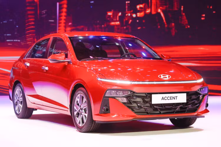  Hyundai Accent: 937 xe Trong tháng 8 vừa qua, Hyundai Accent tại Việt Nam đã bán ra 937 xe, giảm nhẹ 4,8%. Với kết quả này, mẫu xe Hàn Quốc tiếp tục đứng phía sau đối thủ Toyota Vios.