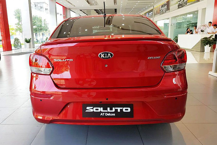 Kia Soluto là xe lắp ráp trong nước nên được giảm 50% lệ phí trước bạ theo chính sách của Nhà nước. Bên cạnh đó, xe còn có giá hấp dẫn, dao động từ 386 - 482 triệu đồng. Tuy nhiên, xe không có lợi thế về mặt thiết kế ngoại thất, trang bị tiện nghi và an toàn.