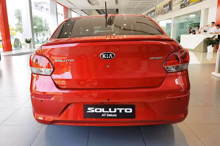 Kia Soluto là xe lắp ráp trong nước nên được giảm 50% lệ phí trước bạ theo chính sách của Nhà nước. Bên cạnh đó, xe còn có giá hấp dẫn, dao động từ 386 - 482 triệu đồng. Tuy nhiên, xe không có lợi thế về mặt thiết kế ngoại thất, trang bị tiện nghi và an toàn.