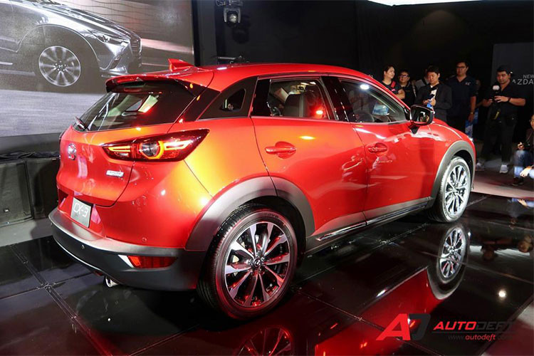 Mazda CX-3 2018 sở hữu chiều dài tổng thể 4.275 mm, rộng 1.765 mm, cao 1.535 mm và chiều dài cơ sở 2.570 mm. Bên cạnh đó là chiều cao gầm 160 mm và trọng lượng từ 1.303 - 1.335 kg. Trên phiên bản nâng cấp Mazda CX-3 2018 này, xe đã được thay đổi một số chi tiết thiết kế bên ngoài như lưới tản nhiệt được thiết kế dạng thanh ngang kép.