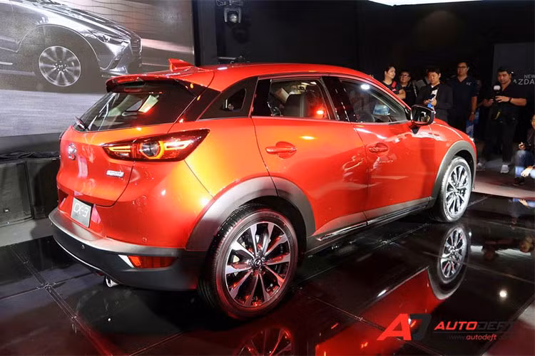 Mazda CX-3 2018 sở hữu chiều dài tổng thể 4.275 mm, rộng 1.765 mm, cao 1.535 mm và chiều dài cơ sở 2.570 mm. Bên cạnh đó là chiều cao gầm 160 mm và trọng lượng từ 1.303 - 1.335 kg. Trên phiên bản nâng cấp Mazda CX-3 2018 này, xe đã được thay đổi một số chi tiết thiết kế bên ngoài như lưới tản nhiệt được thiết kế dạng thanh ngang kép.
