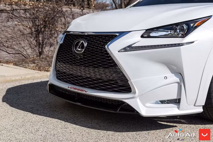 Kích thước tổng thể của xe dài 4.630 mm, rộng 1.845 mm, cao 1.645 mm. Trục cơ sở dài 2.660 mm. Hai bên sườn của chiếc Lexus NX 200t này có những đường gân dập nổi, tạo cảm giác khỏe khoắn và thể thao hơn so với nguyên bản. Thân xe được trang bị thêm nẹp màu đen, đỏ cá tính.