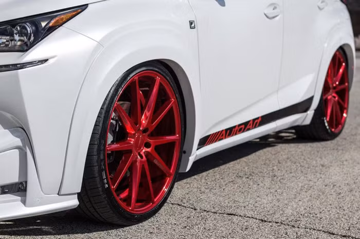 NX 200t F Sport sở hữu động cơ tăng áp 4 xi-lanh thẳng hàng, 2,0 lít, công suất 235 mã lực tại 4.800-5.600 vòng/phút, mô-men xoắn cực đại 350 Nm tại 1.650 – 4.000 vòng/phút. Xe cũng được thiết lập sẵn 3 chế độ lái ECO, Normal và Sport. Ngoài ra, mẫu crossover này cũng được trang bị track pad điều chỉnh các tính năng giải trí và hỗ trợ.