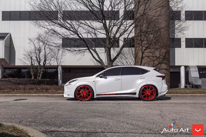 Không quá táo bạo hay hầm hố mà nhiều phiên bản độ trước đây đã từng xuất hiện, thay vào đó Auto Art trang bị cho mẫu SUV hạng sang này bộ bodykit Black Bison của Wald International giúp chiếc xe thể thao, cá tính hơn nhưng vẫn trên nền tảng giữ phong cách thiết kế của dòng NX.