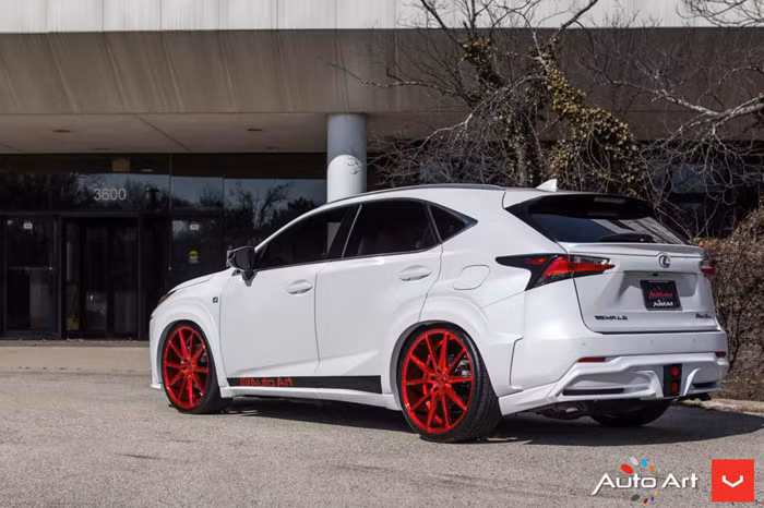 Đi kèm với bộ bodykit là bộ mâm Vossen VFS1 (Vossen Flow Formed Series) thiết kế 5 chấu kiểu chữ V và sơn màu đỏ candy, kích cỡ 22-inch.VFS1 là loại mâm đúc nhẹ nhất trong toàn bộ sản phẩm của Vossen, được định hình với công nghệ tiên tiến. Bộ mâm kết hợp lốp Nexen.