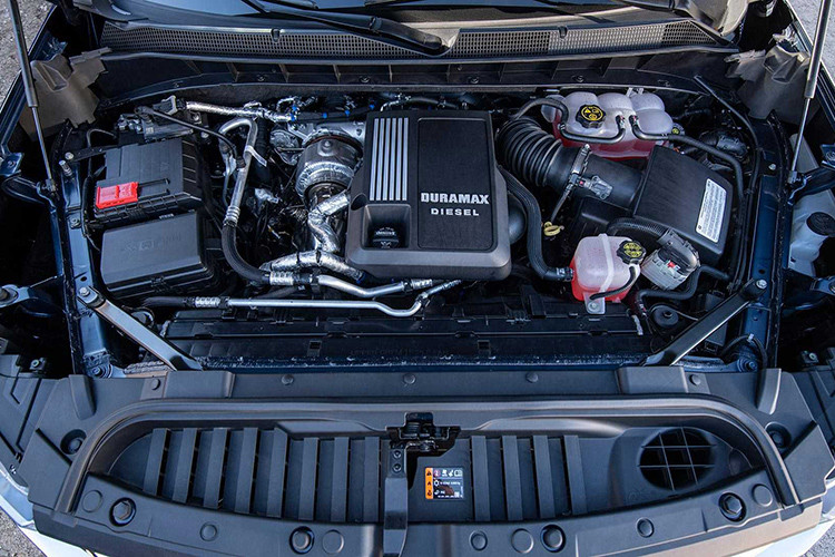 Trong động cơ, các chi tiết gồm trục khuỷu (cốt máy), tay dên làm từ thép rèn có độ bền cao và piston làm từ nhôm rèn. Trục cam nhẹ đi cùng với xupap nạp có đường kính 28,35 mm (1,12 inch) và xupap xả có đường kính 24,55 mm (0,97 inch). Chevy cho biết động cơ Duramax 3.0L tăng áp này có tỉ số nén lên đến 15,0:1.
