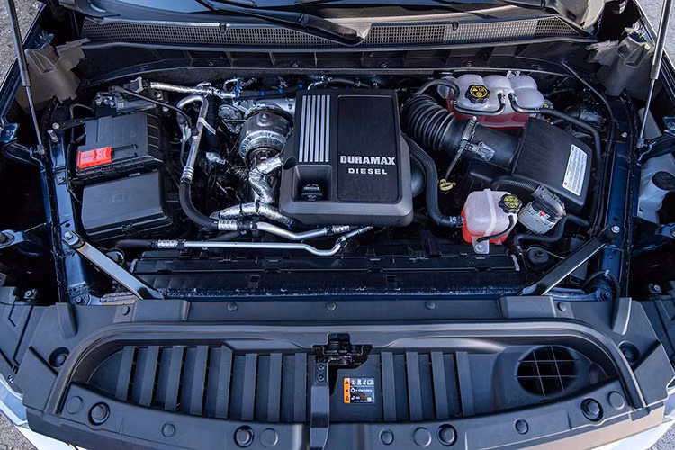 Trong động cơ, các chi tiết gồm trục khuỷu (cốt máy), tay dên làm từ thép rèn có độ bền cao và piston làm từ nhôm rèn. Trục cam nhẹ đi cùng với xupap nạp có đường kính 28,35 mm (1,12 inch) và xupap xả có đường kính 24,55 mm (0,97 inch). Chevy cho biết động cơ Duramax 3.0L tăng áp này có tỉ số nén lên đến 15,0:1.