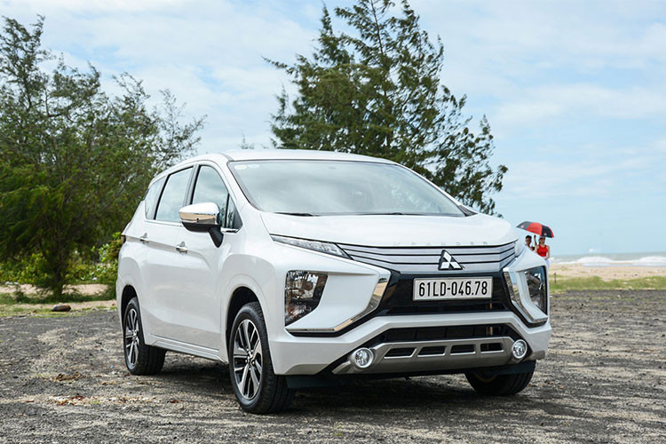  Mitsubishi Xpander 2018 mới vừa ra mắt tại thị trường Việt Nam được phát triển dựa trên nền tảng của mẫu concept XM, theo đuổi xu hướng lai giữa SUV và MPV, hay còn gọi là MPV gầm cao. Xe có thiết kế mặt trước theo ngôn ngữ Dynamic Shield, với lưới tản nhiệt chữ X cỡ lớn, 7 chỗ ngồi, nhiều công nghệ và đặc biệt là giá "mềm".