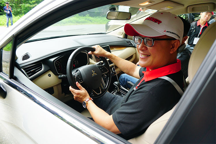 Là một chiếc xe 7 chỗ cộng với kích thước cột A không quá lớn, Xpander có tầm nhìn khá tốt khi di chuyển ở đa dạng địa hình. Kính chiếu hậu bản lớn cũng giúp cho người lái quan sát dễ dàng hơn. Vô-lăng Mitsubishi Xpander bọc da nên cho cảm giác cầm lái thật hơn, bán kính quay vòng nhỏ nhất trên chiếc MPV cỡ nhỏ của Mitsubishi đạt mức 5,2 m đủ để người lái xoay sở trong đường đô thị.