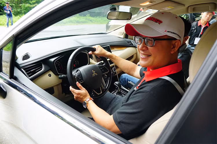 Là một chiếc xe 7 chỗ cộng với kích thước cột A không quá lớn, Xpander có tầm nhìn khá tốt khi di chuyển ở đa dạng địa hình. Kính chiếu hậu bản lớn cũng giúp cho người lái quan sát dễ dàng hơn. Vô-lăng Mitsubishi Xpander bọc da nên cho cảm giác cầm lái thật hơn, bán kính quay vòng nhỏ nhất trên chiếc MPV cỡ nhỏ của Mitsubishi đạt mức 5,2 m đủ để người lái xoay sở trong đường đô thị.