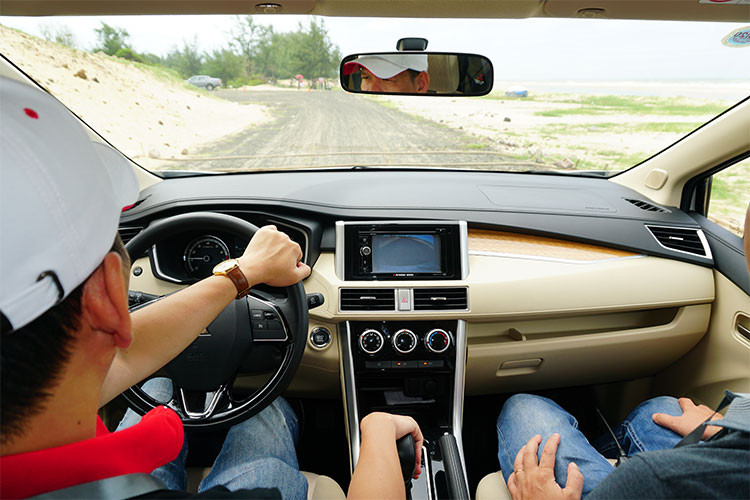 Đáng chú ý trên mẫu xe lai giữa SUV và MPV này là việc sở hữu khoảng sáng gầm 205 mm - được đánh giá là "an toàn cho mùa mưa lũ" tại Việt Nam. Nhưng theo một số khách hàng trải nghiệm và đánh giá xe khi hạy ở tốc độ trên 80 km/h lại thấy rõ sự bồng bềnh của xe dù chở tới 7 người.