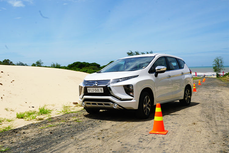 Tuy nhiên, trong buổi lái thử ở ngày ra mắt - Mitsubishi Xpander không đuối ngay cả khi chở 7 người và vận hành ở điều kiện đường xá thông thường. Đạp thử 80 km/h, 100 km/h, rồi 120 km/h, Xpander đều có thể đáp ứng. Dĩ nhiên, một chiếc xe 7 chỗ, dùng động cơ 1.5L và có khối lượng xe 1.240 kg, thời gian để đạt được những mốc tốc độ trên là không ngắn.