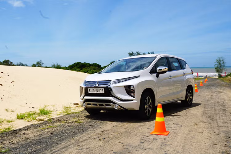 Tuy nhiên, trong buổi lái thử ở ngày ra mắt - Mitsubishi Xpander không đuối ngay cả khi chở 7 người và vận hành ở điều kiện đường xá thông thường. Đạp thử 80 km/h, 100 km/h, rồi 120 km/h, Xpander đều có thể đáp ứng. Dĩ nhiên, một chiếc xe 7 chỗ, dùng động cơ 1.5L và có khối lượng xe 1.240 kg, thời gian để đạt được những mốc tốc độ trên là không ngắn.