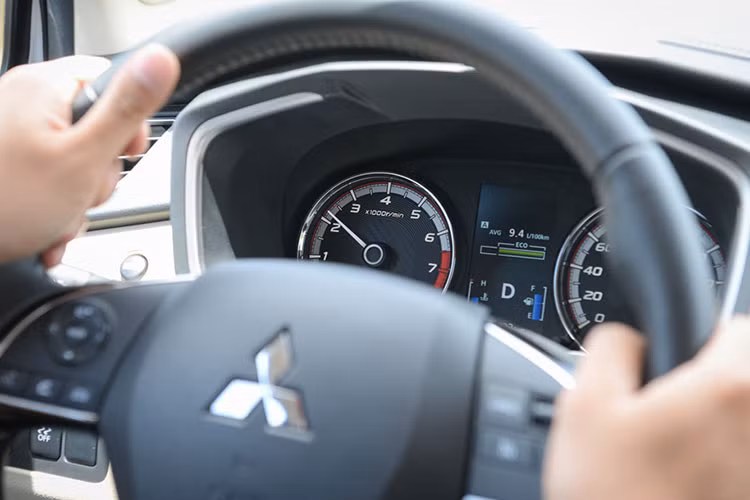 Mặc dù chỉ sở hữu hộp số tự động 4 cấp, động cơ chiếc Mitsubishi Xpander 2018 được đánh giá vận hành tương đối mượt mà. Độ trễ sau mỗi cú đạp ga chỉ dưới 3 giây. Khối động cơ 1.5L của Xpander 2018 cần đến 8 giây khi chở full khách có thể đạt tốc độ từ 40 lên 80 km/h. Cảm giác cầm lái mẫu MPV cỡ nhỏ qua các con đường gồ ghề hay sỏi đá hoạt động tương đối linh hoạt, nhưng vẫn cần thời gian để đánh giá.