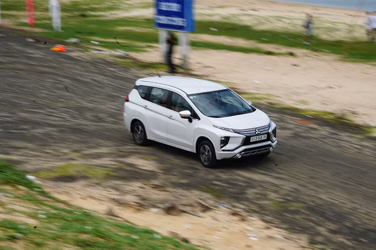 Theo hãng xe hơi Nhật Bản cho hay, nhờ tăng độ dày cho kính chắn gió phía trước cũng như thêm nhiều lớp hấp thụ âm thanh để chống ồn nên khoang lái của Xpander 2018 cách âm khá tốt. Di chuyển trên quãng đường dài khoảng hơn 3 km ở Hồ Tràm những người ngồi trong khoang lái khá bất ngờ trước độ cách âm của xe. Đây là lợi thế khá lớn của chiếc MPV cỡ nhỏ Mitsubishi so với các đối thủ.