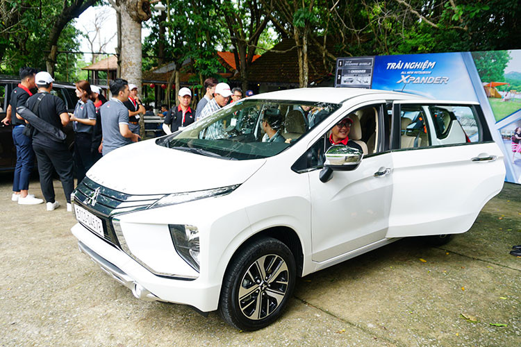 Sở hữu các thông số dài x rộng x cao lần lượt là 4.475 x 1.750 x 1.700 mm, Mitsubishi Xpander mới ngắn hơn Toyota Innova xấp xỉ 25cm về chiều dài tổng thể, vì vậy Xpander dễ bị gắn “mác” 5+2, thay vì một chiếc xe đa dụng 7 chỗ đầy đủ. Tuy nhiên mẫu crossover MPV của Mitsubishi lại gây bất ngờ cho người dùng bởi sự rộng rãi mà nó mang lại.