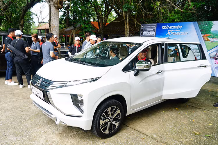 Sở hữu các thông số dài x rộng x cao lần lượt là 4.475 x 1.750 x 1.700 mm, Mitsubishi Xpander mới ngắn hơn Toyota Innova xấp xỉ 25cm về chiều dài tổng thể, vì vậy Xpander dễ bị gắn “mác” 5+2, thay vì một chiếc xe đa dụng 7 chỗ đầy đủ. Tuy nhiên mẫu crossover MPV của Mitsubishi lại gây bất ngờ cho người dùng bởi sự rộng rãi mà nó mang lại.