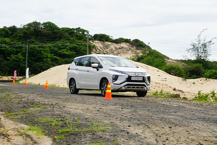Mitsubishi gọi Xpander 2018 là một chiếc crossover lai MPV nhằm thể hiện tham vọng của hãng nhằm cạnh tranh với các đối thủ trong phân khúc như Honda B-RV hay Toyota Rush. Xe sở hữu giá bán rẻ, thiết kế đẹp mắt là một lợi thế không nhỏ. Tuy nhiên, động cơ và sự tiện lợi là một thách thức mà Mitsubishi cần phải làm cho người tiêu dùng cảm thấy an tâm đối với sản phẩm của họ trong thời gian sắp tới.
