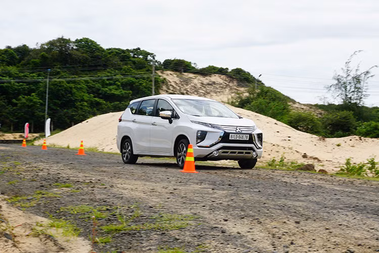 Mitsubishi gọi Xpander 2018 là một chiếc crossover lai MPV nhằm thể hiện tham vọng của hãng nhằm cạnh tranh với các đối thủ trong phân khúc như Honda B-RV hay Toyota Rush. Xe sở hữu giá bán rẻ, thiết kế đẹp mắt là một lợi thế không nhỏ. Tuy nhiên, động cơ và sự tiện lợi là một thách thức mà Mitsubishi cần phải làm cho người tiêu dùng cảm thấy an tâm đối với sản phẩm của họ trong thời gian sắp tới.