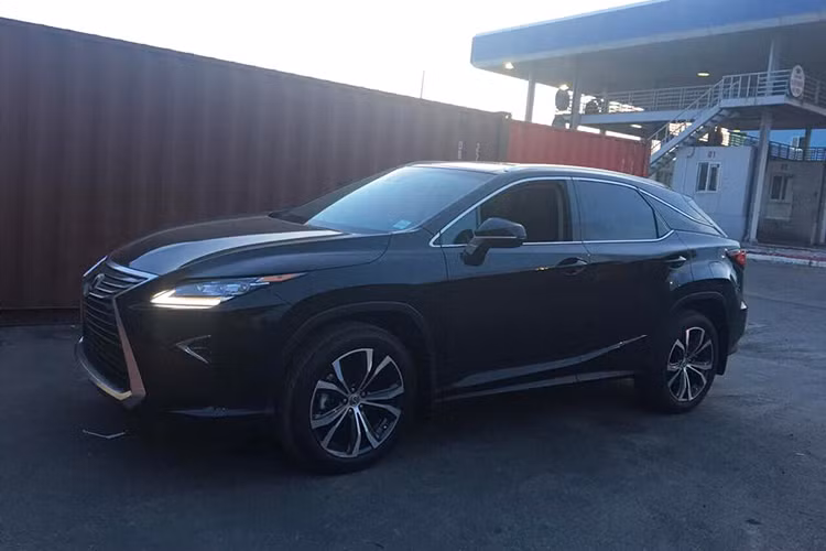 Chiếc xe sang Lexus RX 350 phiên bản Luxury 2017 vừa xuất hiện tại cảng Hà Nội được một showroom tư nhân nhập về. Mẫu SUV hạng sang này được Lexus thiết kế lại hoàn toàn theo phong cách mới nhất của hãng. Chính vì vậy, kiểu dáng của RX 350 cũng sắc sảo giống như các dòng xe phiên bản mới khác của thương hiệu Lexus gần đây.