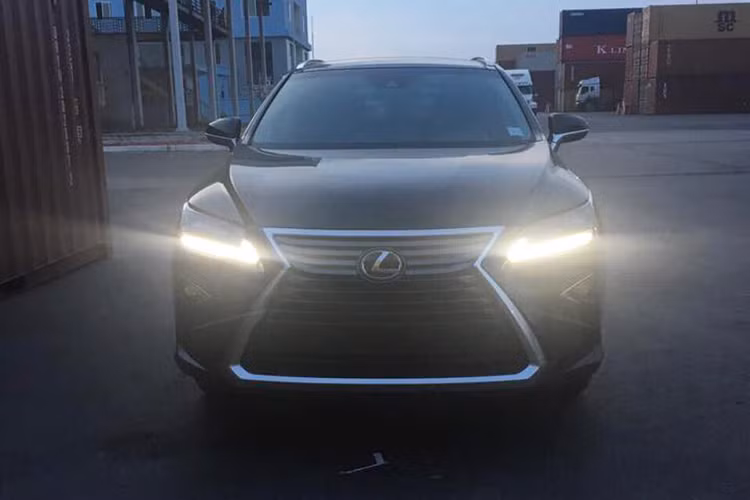 Tuy nhiên so với những dòng xe sang khác của thương hiệu Lexus như IS hay NX, mẫu xe crossover hạng trung này có ít chi tiết thiết kế phá cách hơn. Một ví dụ điển hình đó là cụm đèn pha dạng hình hộp bình hành thông thường thay vì thiết kế rất "lạ" như trên chiếc IS. Lưới tản nhiệt "Spindle Grille" đặc trưng Lexus cũng xuất hiện trên mẫu xe này.