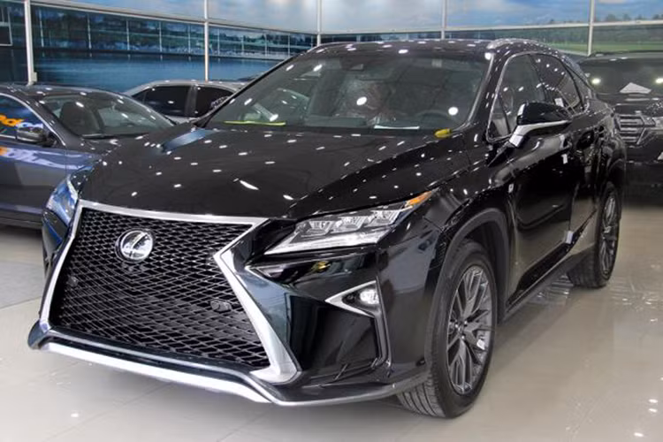 Hiện tại, giá của phiên bản Lexus RX350 tiêu chuẩn nhập khẩu tại Việt Nam được bán chính hãng khoảng từ 3,81 tỷ đồng. Tại một số đại lý xe nhập khẩu tư nhân tại Việt Nam, mẫu xe sang này bao gồm nhiều phiên bản khác nhau - nhưng với phiên bản RX350 Luxury 2017 mới này, nó được chào giá tại các cửa hàng khoảng hơn 4 tỷ đồng.