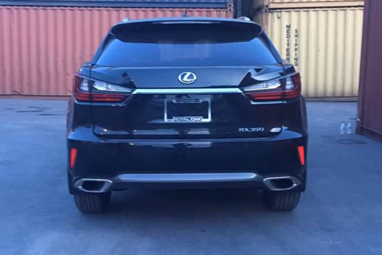 Nhìn từ hai bên, RX cũng có "phom" thân xe rất giống NX. Các đường nét nổi trên thân xe tạo cảm giác năng động hơn cho chiếc SUV cỡ trung này. Phần đuôi của RX với đèn hậu Led thiết kế đẹp mắt và mang tính "truyền thống hơn, thay vì có kiểu dáng cắt xẻ đầy phức tạp như NX. Xe có các tùy chọn mâm đúc 19 hoặc 20 inch.