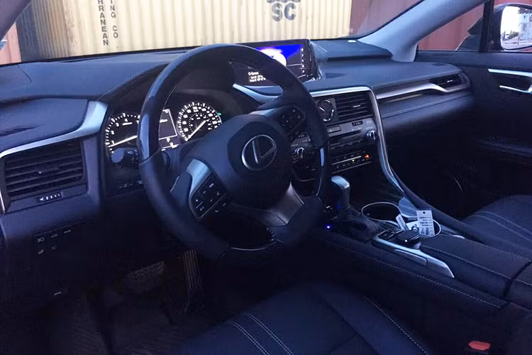 Vô lăng thể thao 3 chấu bọc da cao cấp được thiết kế tiện lợi với nhiều nút bấm thông minh, tiện dụng. Bên cạnh đó, xe còn sở hữu Touchpad điều khiển màn hình được Lexus bố trí bên dưới, cùng với núm chuyển đổi các chế độ lái, hệ thống ổn định điện tử và chế độ gài cầu. Hệ thống âm thanh hi-end của hãng Mark Levinson nổi tiếng. 