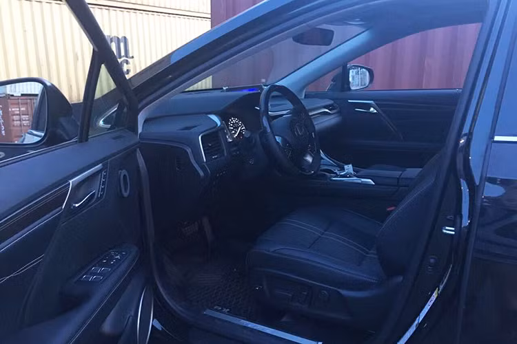 Bên trong nội thất của chiếc xe hạng sang cỡ trung này đã được thiết kế lại đầy "sang chảnh" với bảng điều khiển trung tâm trực quan và hướng tới người lái nhiều hơn. Nằm phía trên bảng táp-lô là một màn hình lớn tới 12,3 inch. Xe được trang bị ghế ngồi bọc da cao cấp, điều chỉnh điện hoàn toàn, có khả năng nhớ vị trí và hệ thống sưởi/quạt gió.