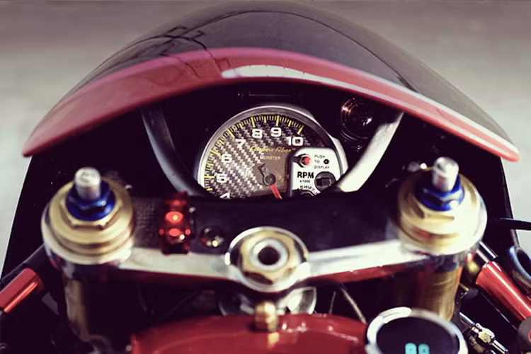 Chiếc "siêu xe hàng độc" này đã sử dụng động cơ mà anh chàng Christian lại lấy từ chiếc xe đời 1999 với cái tên Buell M2 Cyclone.