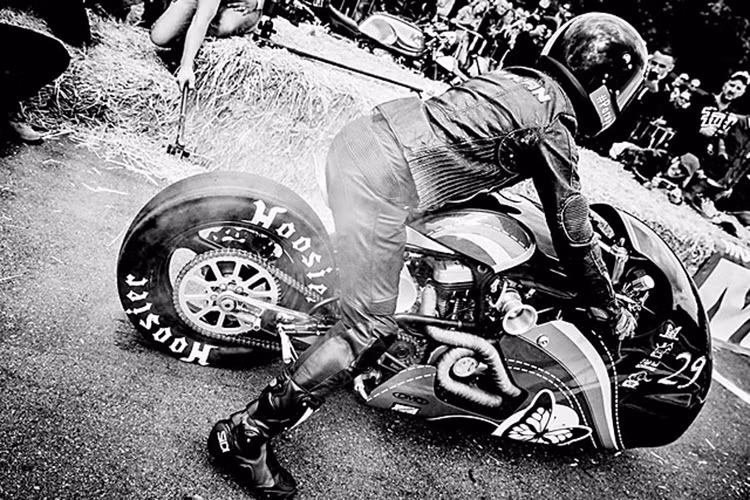 Vị trí tay lái khá thấp khiến người lái có thể hạ thấp trọng tâm lái xe để núp gió. Động cơ Buell V-Twin dung tích 1203cc được làm lại tăng thêm được 50cc so với tiêu chuẩn cùng bộ Piston Wiseco rèn nhiệt.