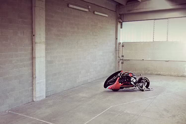 Điểm đặc biệt hơn nữa, chiếc xe được trang bị hệ thống điều khiển Twin Tec. Bộ chảng ba chắc chắn lấy từ chiếc Suzuki GSXR với phanh Calipers radial bốn Piston kép. Đường kính đĩa 320mm.