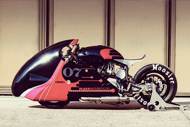 Chưa hết, bộ điều khiển Slick Hoosier cho phép nâng lên và hạ xuống chiếc xe một cách uyển chuyển tùy thuộc vào điều kiện đường xá. Mọi thứ dễ dàng thực hiện ngay chỉ với thao tác nhấn nút. Với việc độ lại công phu như trên, chiếc xe và chủ nhân của nó đã sẵn sàng cho giải đua sắp tới.