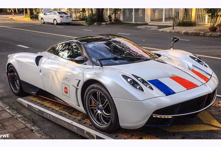 Trước 1/7/2016, giá siêu xe Pagani Huayra khi về đến Việt Nam lên đến gần 80 tỷ đồng thế nhưng đến thời điểm hiện tại, chưa rõ giá của chiếc siêu xe này sẽ tăng lên bao nhiêu khi được đại gia Minh Nhựa đưa về Việt Nam. Tuy nhiên, nếu tính ra mức giá mà đại gia siêu xe này sở hữu tại thị trường Việt Nam thì nó vẫn "khá hời" .