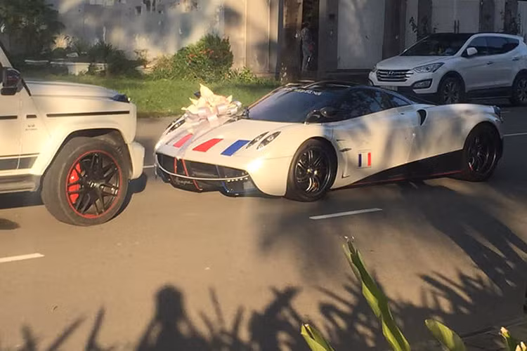 Ngoại việc làm mới dàn áo trắng, siêu xe Pagani Huayra của Minh Nhựa không có bất kì sự thay đổi nào khi vẫn sở hữu cánh gió phía trước, lưới tản nhiệt, cản phía sau, bộ khuếch tán và một phần trung tâm của decklid làm bằng sợi Carbon