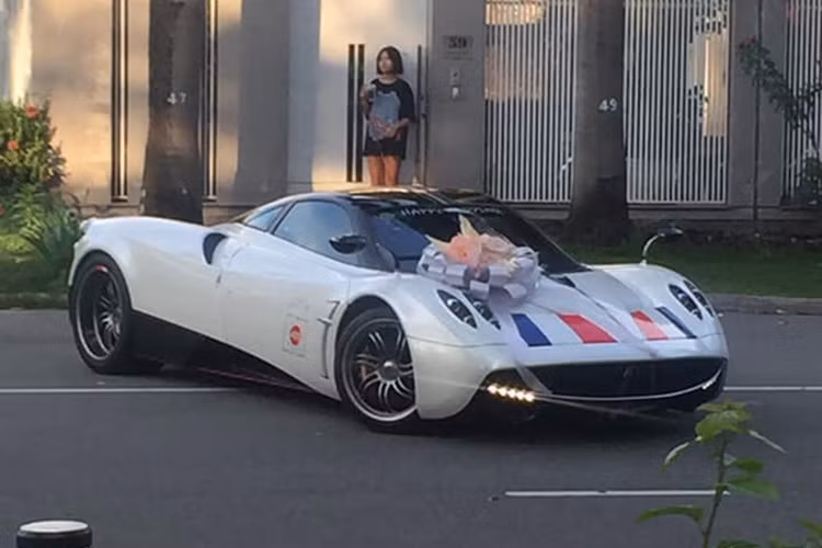 Như đã biết, bản thân Pagani Huayra cũng là một tác phẩm phối hợp giữa công nghệ và nghệ thuật. Ngoài khối động cơ mạnh mẽ, Pagani Huayra còn có thiết kế vô cùng độc đáo, từ trong ra ngoài. Nếu như thiết kế ngoại thất của Pagani Huayra khá lạ mắt, thì không gian bên trong "thần gió" lại đậm phong cách Steampunk.